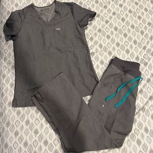 FIGS scrub set in GRAPHITE XS top/XS petite pants